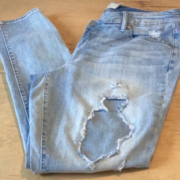 TORRID LIGHT WASH DISTRESSED PATCHED MID RISE SKINNY JEANS SZ 14 - Picture 12 of 12